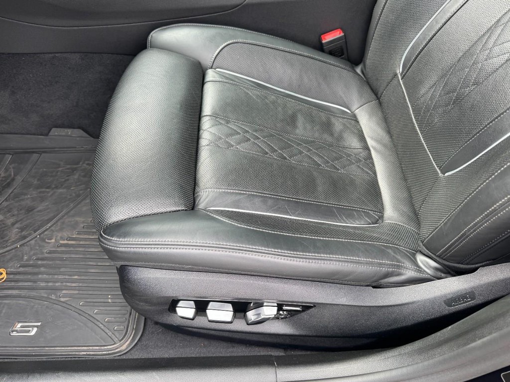 BMW 5 Series Vehicle Full-screen Gallery Image 15