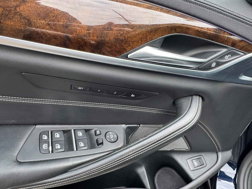 BMW 5 Series Vehicle Full-screen Gallery Image 16