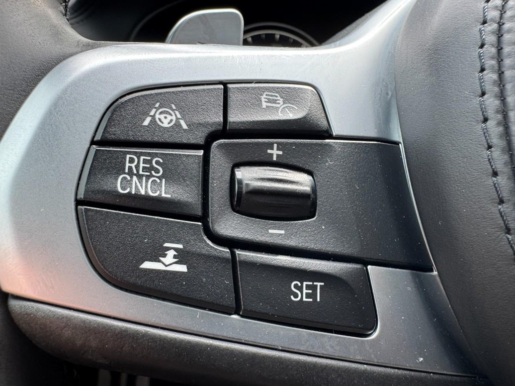 BMW 5 Series Vehicle Full-screen Gallery Image 17