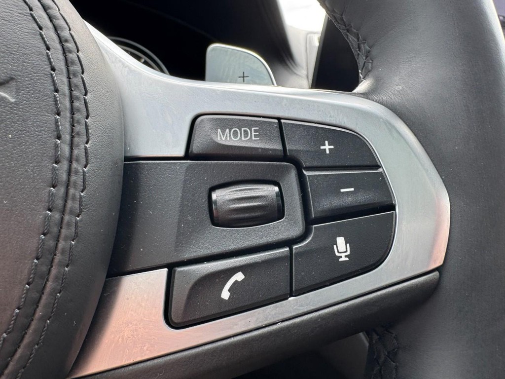 BMW 5 Series Vehicle Full-screen Gallery Image 18