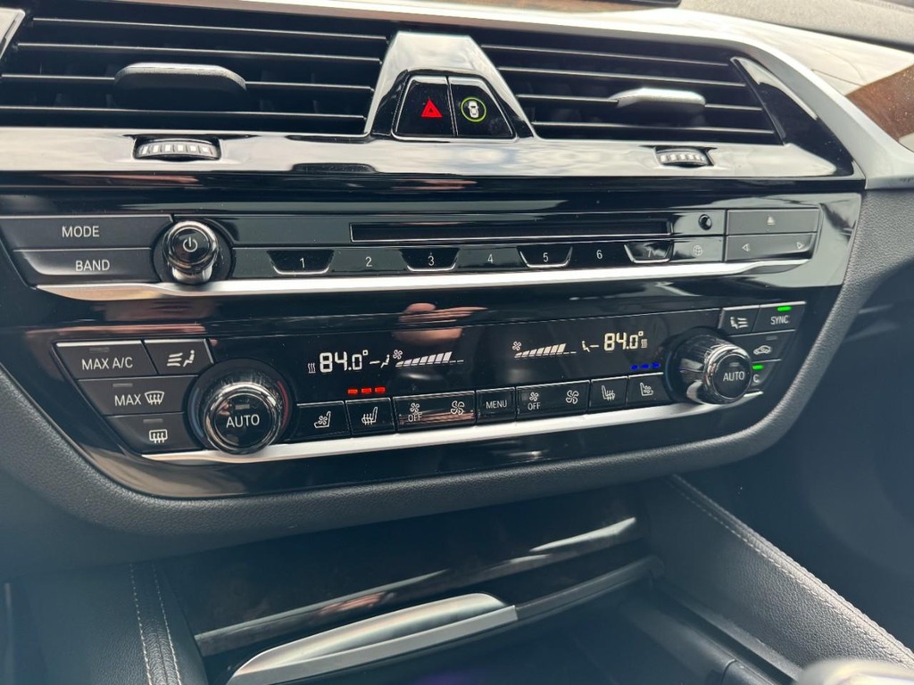 BMW 5 Series Vehicle Full-screen Gallery Image 19