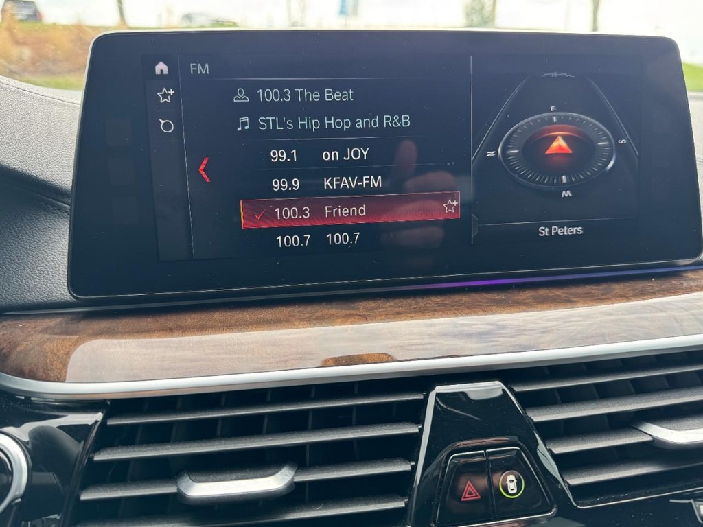 BMW 5 Series Vehicle Full-screen Gallery Image 20