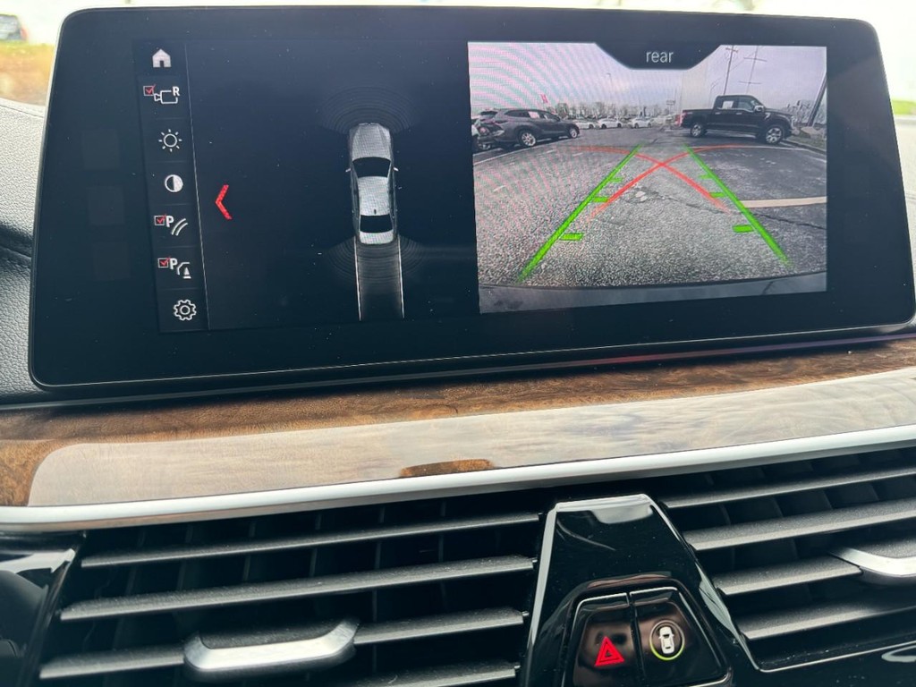 BMW 5 Series Vehicle Full-screen Gallery Image 22