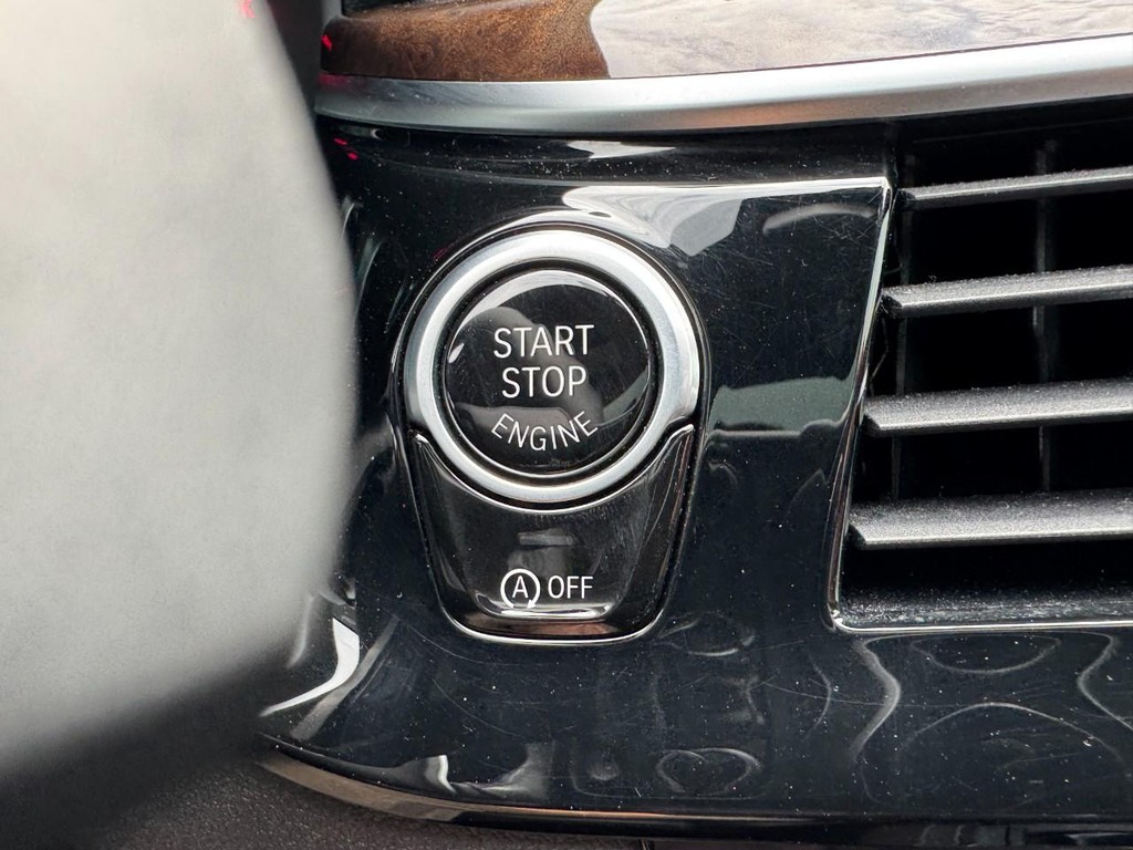 BMW 5 Series Vehicle Full-screen Gallery Image 23