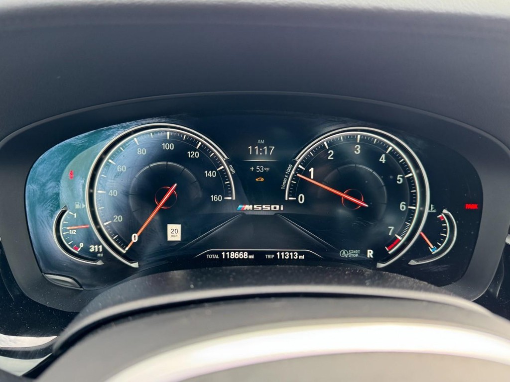 BMW 5 Series Vehicle Full-screen Gallery Image 24