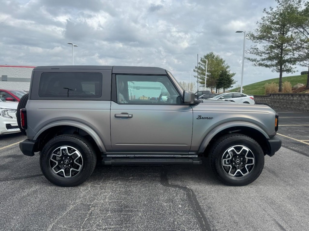 Ford Bronco Vehicle Full-screen Gallery Image 02