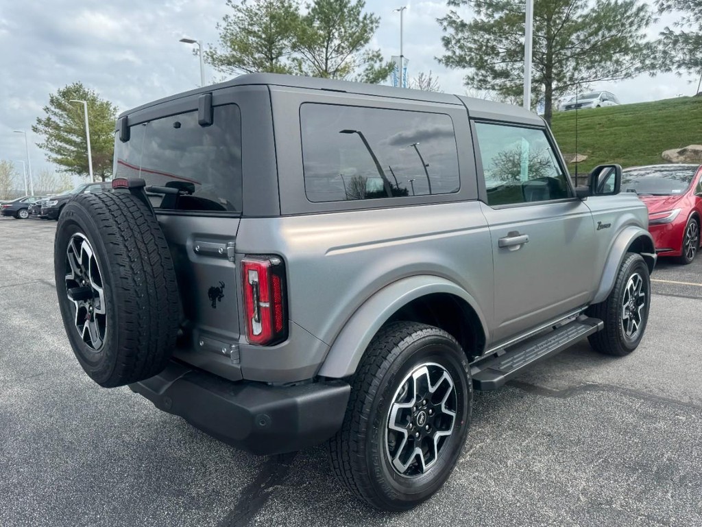 Ford Bronco Vehicle Full-screen Gallery Image 03