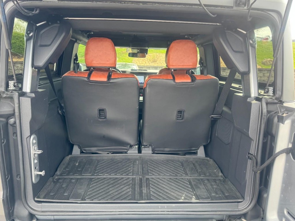 Ford Bronco Vehicle Full-screen Gallery Image 06