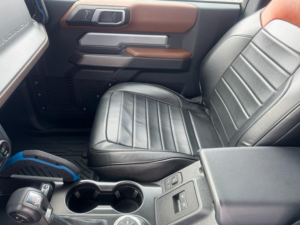 Ford Bronco Vehicle Full-screen Gallery Image 11