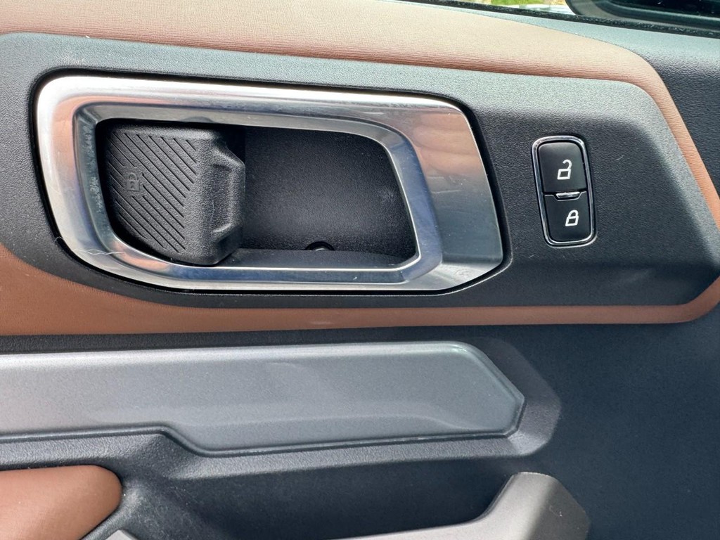 Ford Bronco Vehicle Full-screen Gallery Image 13