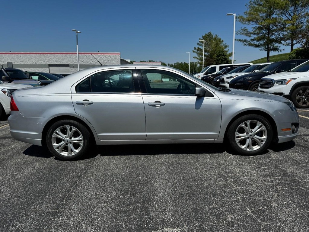 Ford Fusion Vehicle Full-screen Gallery Image 02