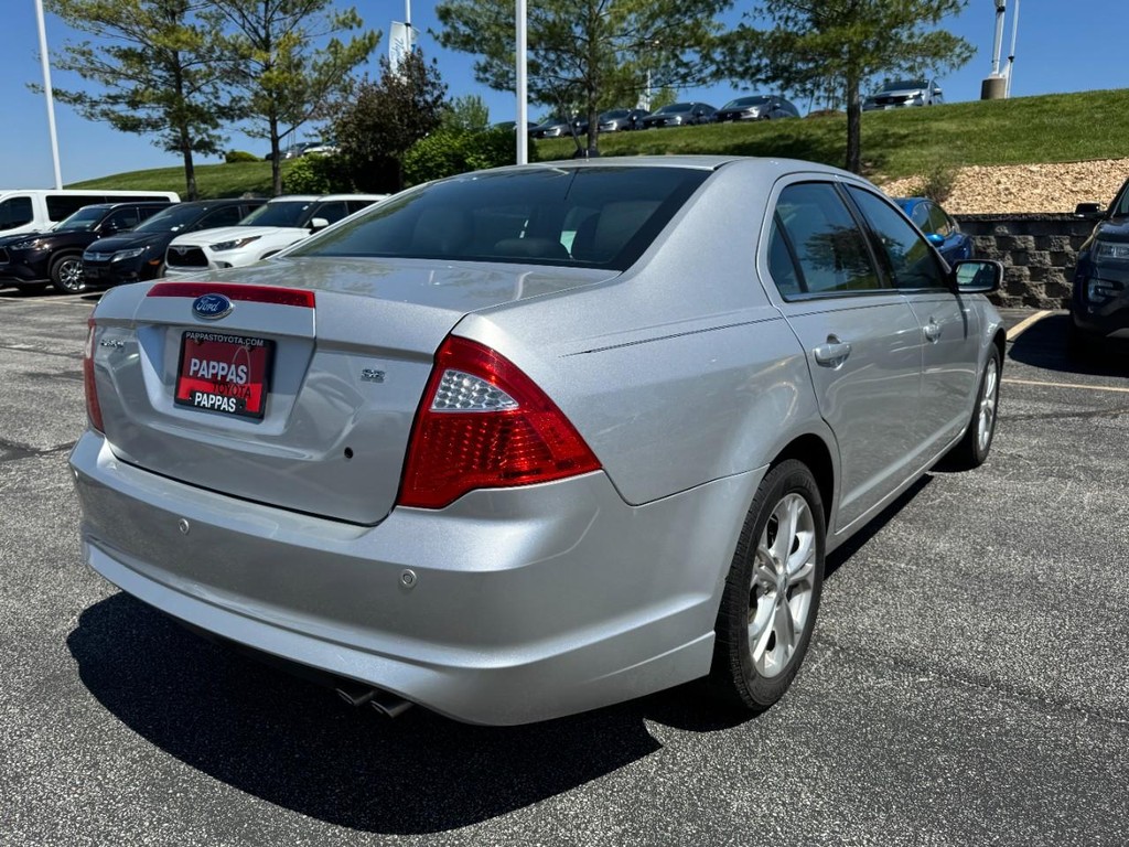 Ford Fusion Vehicle Full-screen Gallery Image 03