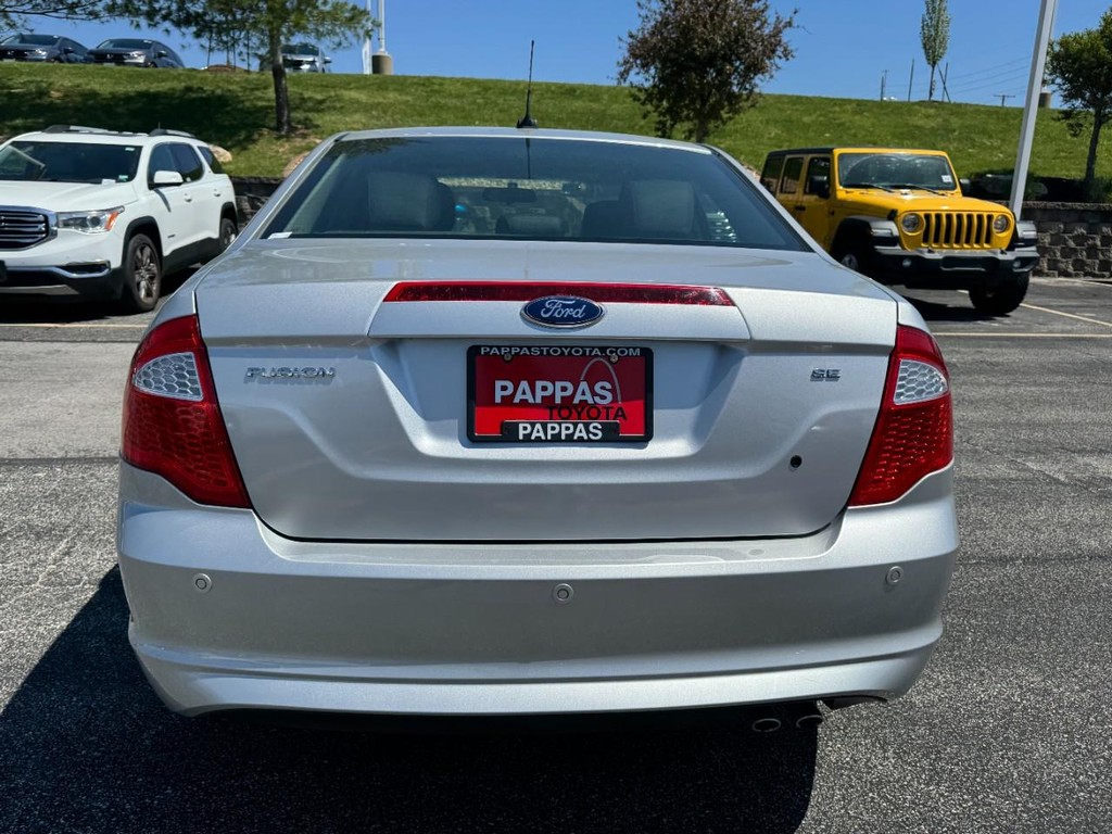 Ford Fusion Vehicle Full-screen Gallery Image 04