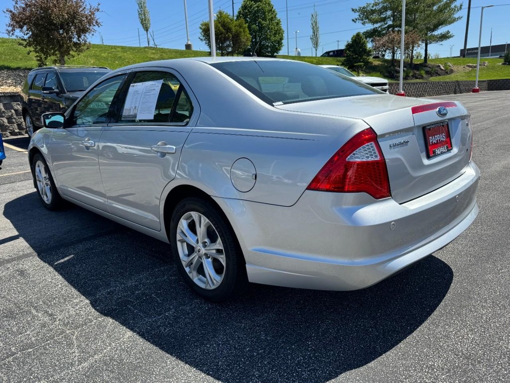 Ford Fusion Vehicle Full-screen Gallery Image 05