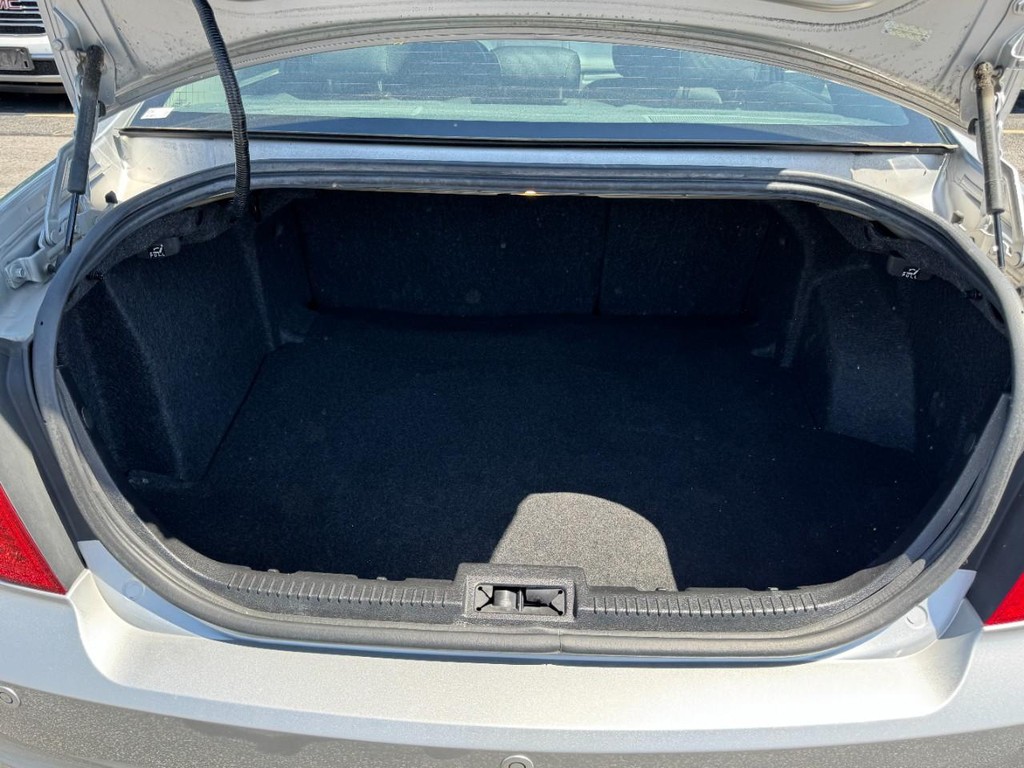 Ford Fusion Vehicle Full-screen Gallery Image 06