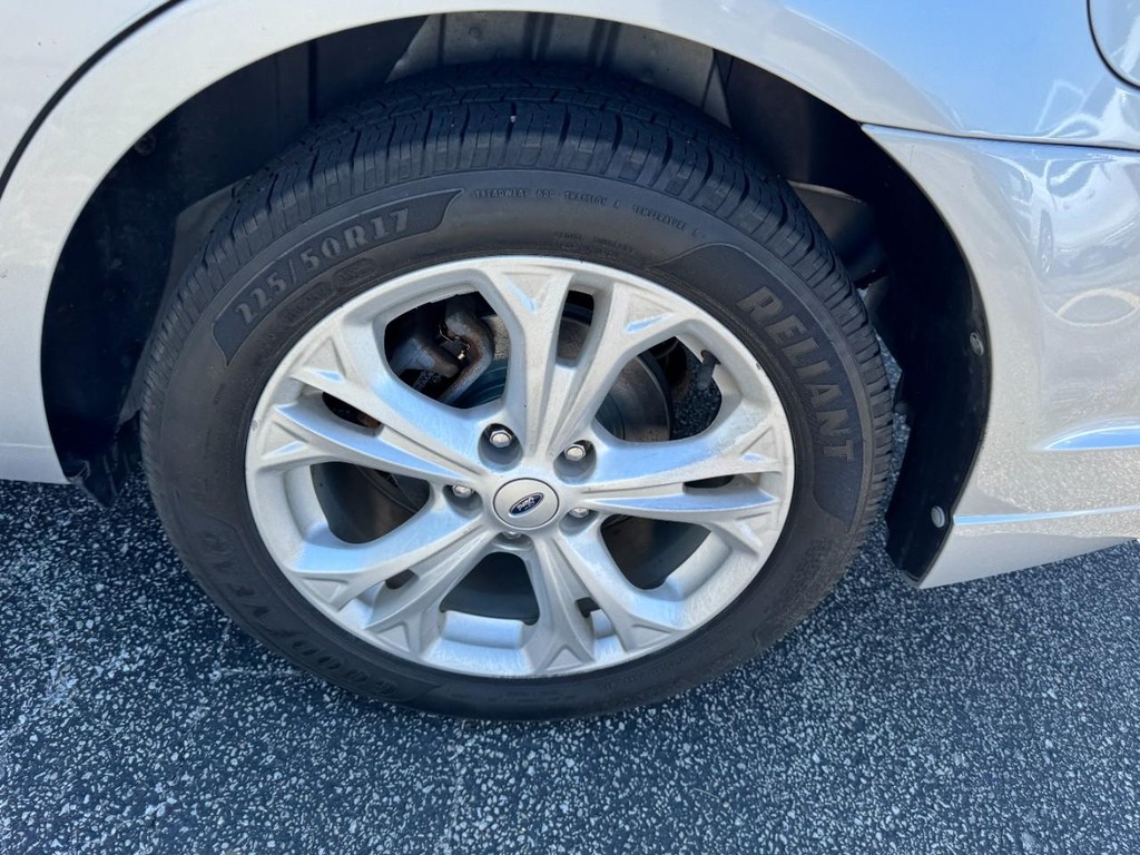 Ford Fusion Vehicle Full-screen Gallery Image 07