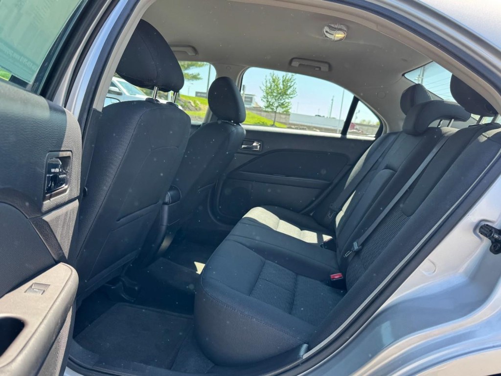 Ford Fusion Vehicle Full-screen Gallery Image 10