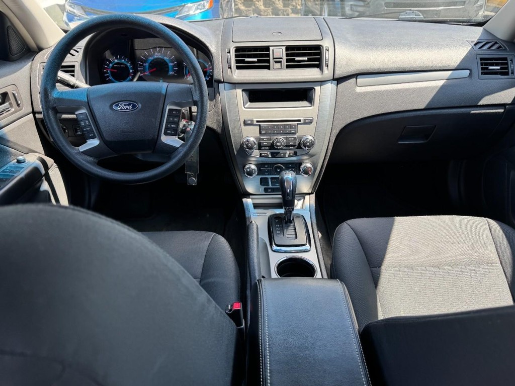 Ford Fusion Vehicle Full-screen Gallery Image 11