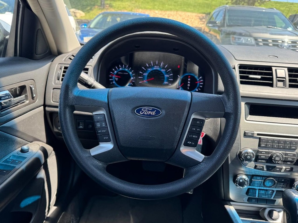 Ford Fusion Vehicle Full-screen Gallery Image 12