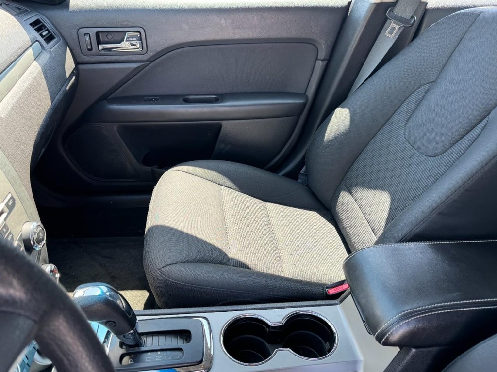 Ford Fusion Vehicle Full-screen Gallery Image 13