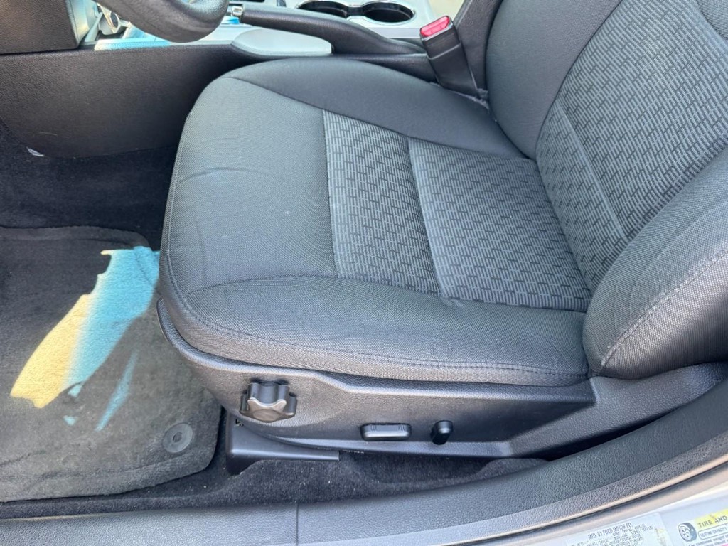 Ford Fusion Vehicle Full-screen Gallery Image 14