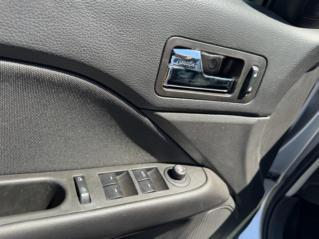 Ford Fusion Vehicle Full-screen Gallery Image 15
