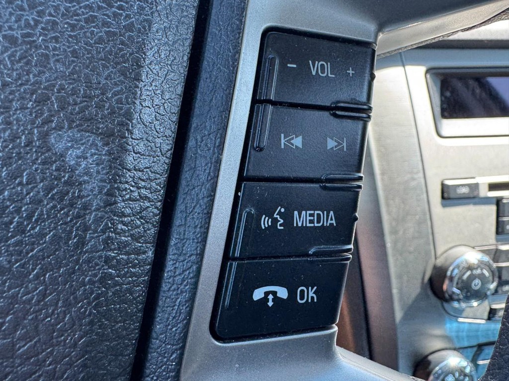 Ford Fusion Vehicle Full-screen Gallery Image 17