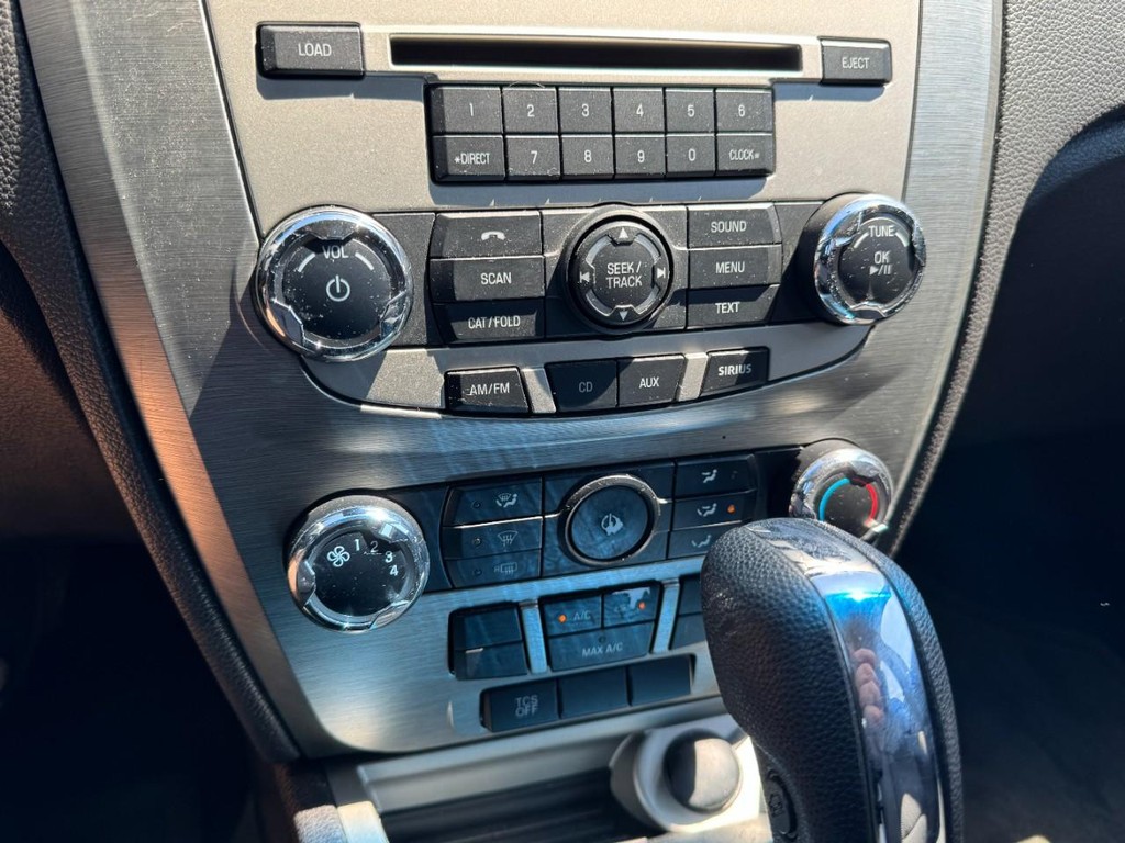 Ford Fusion Vehicle Full-screen Gallery Image 18