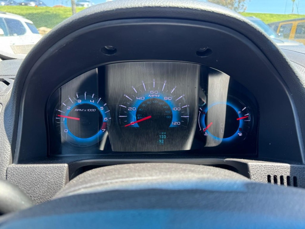 Ford Fusion Vehicle Full-screen Gallery Image 19