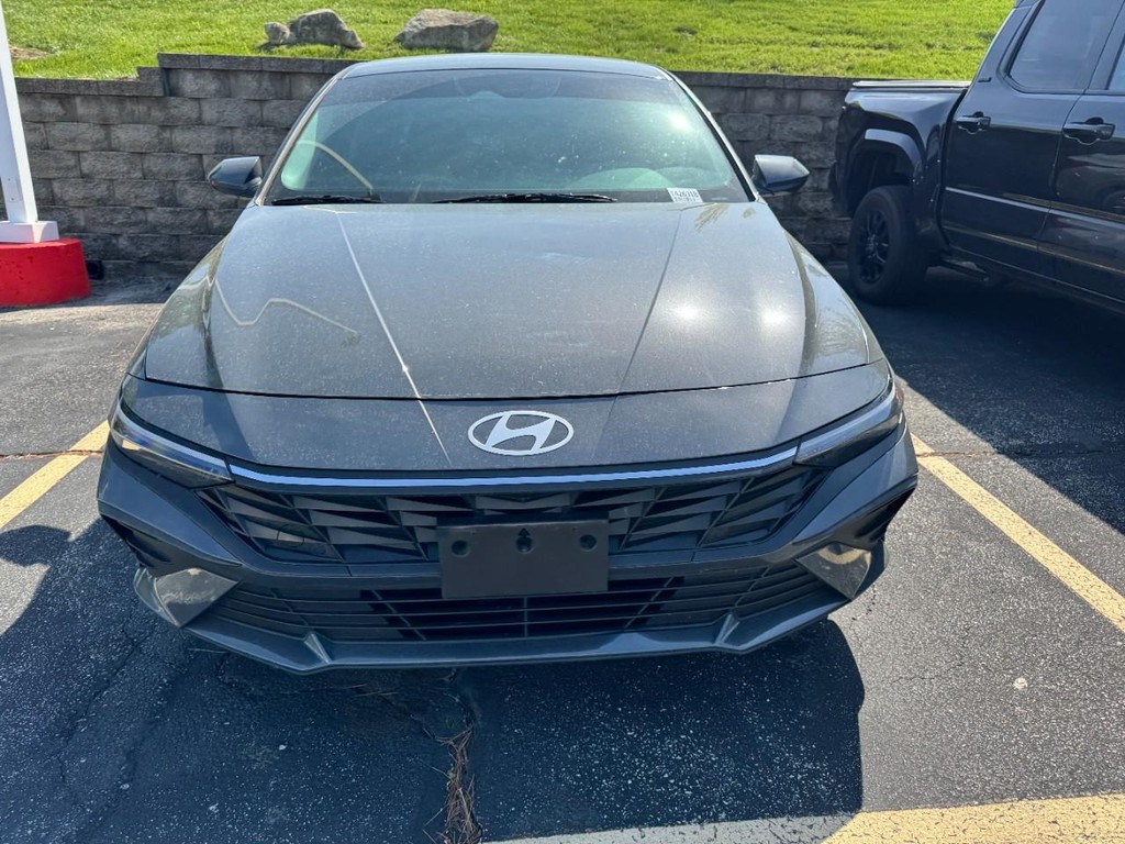 Hyundai Elantra Vehicle Full-screen Gallery Image 02