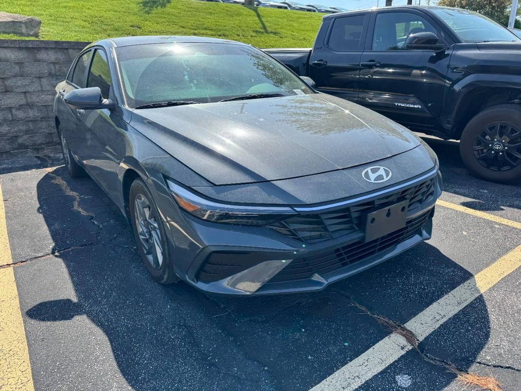 Hyundai Elantra Vehicle Full-screen Gallery Image 03