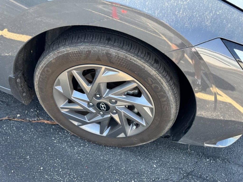 Hyundai Elantra Vehicle Full-screen Gallery Image 04