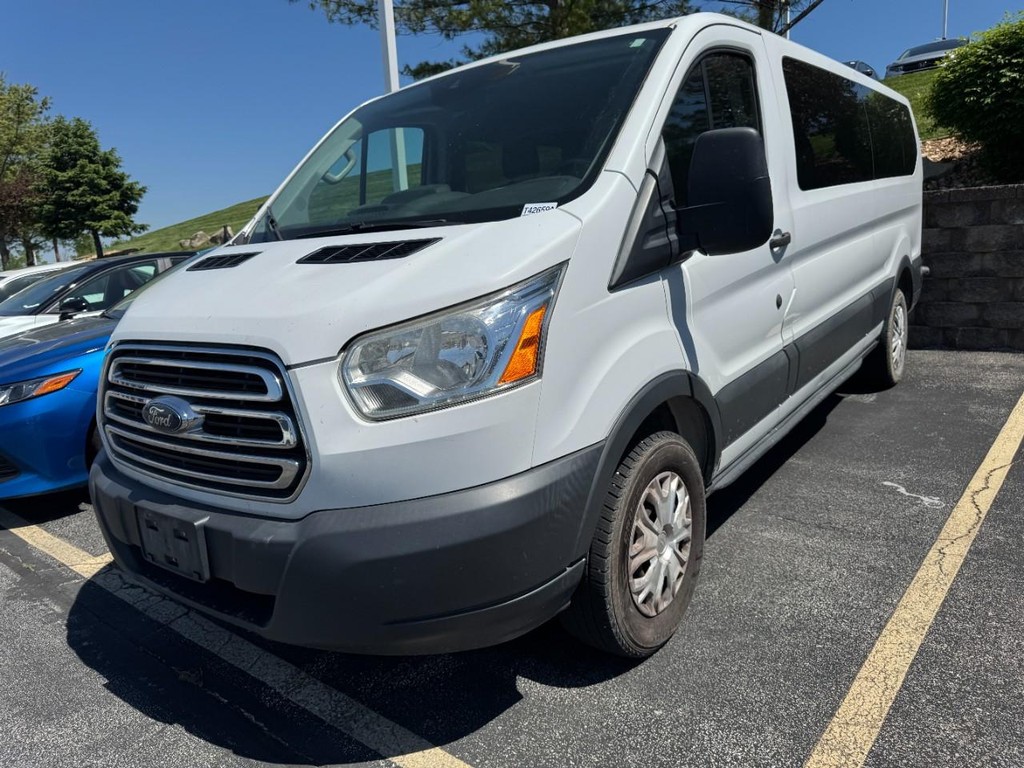 Ford Transit Wagon Vehicle Full-screen Gallery Image 03
