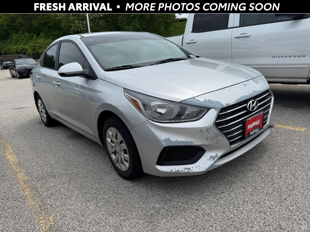 Hyundai Accent 4-Door Vehicle Full-screen Gallery Image 01