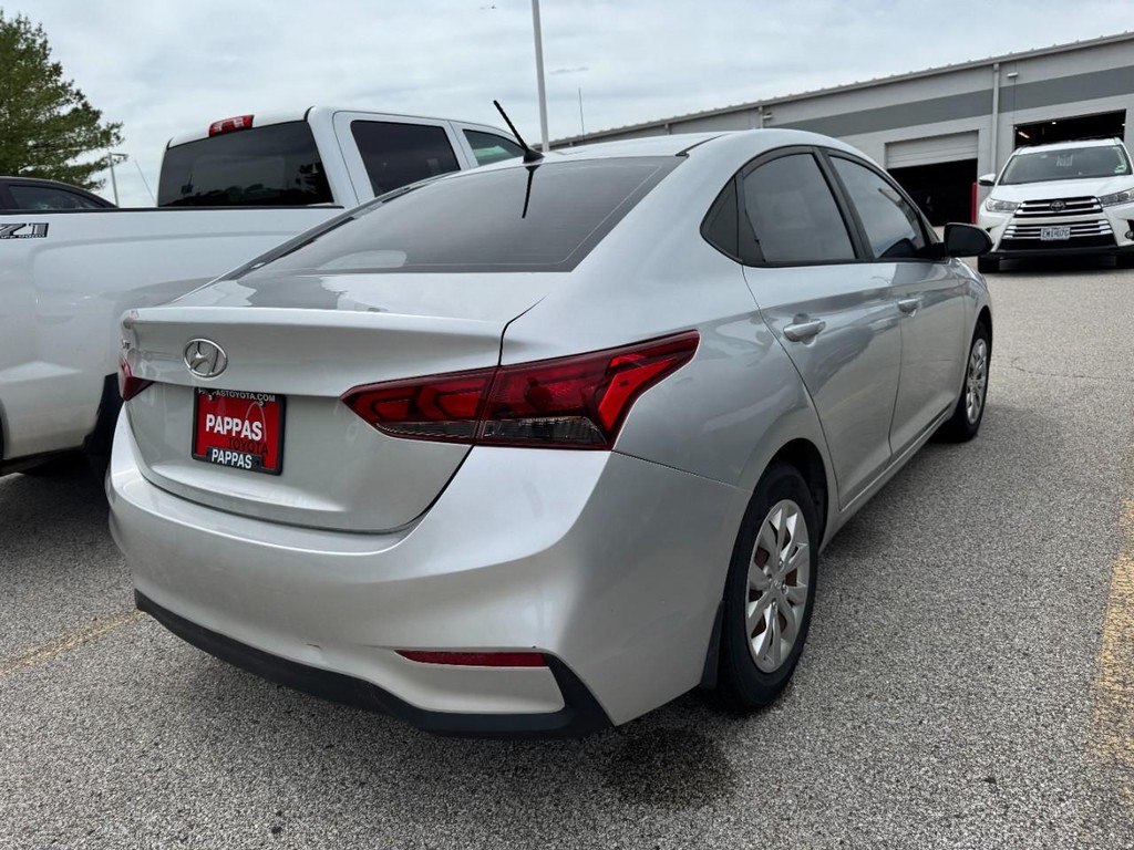 Hyundai Accent 4-Door Vehicle Full-screen Gallery Image 02