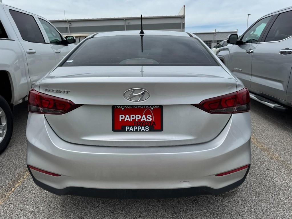 Hyundai Accent 4-Door Vehicle Full-screen Gallery Image 03