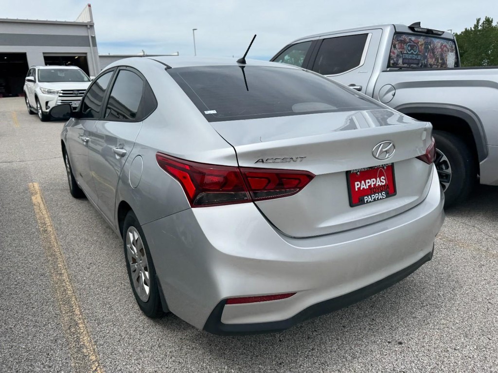 Hyundai Accent 4-Door Vehicle Full-screen Gallery Image 04