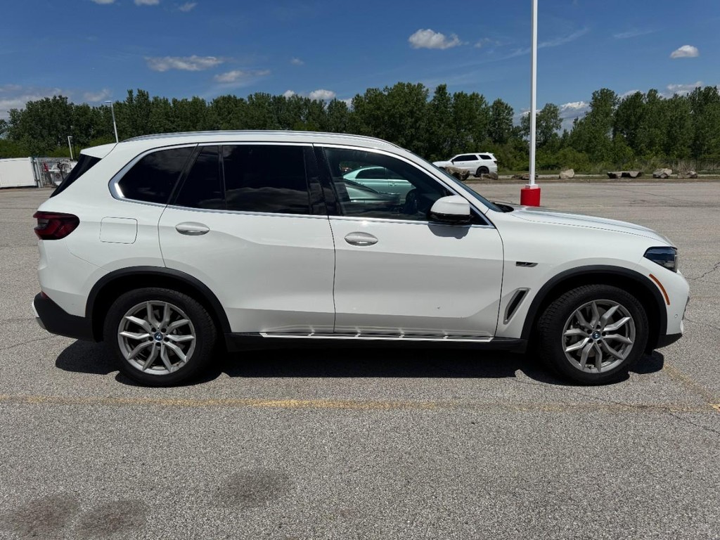 BMW X5 Vehicle Full-screen Gallery Image 02