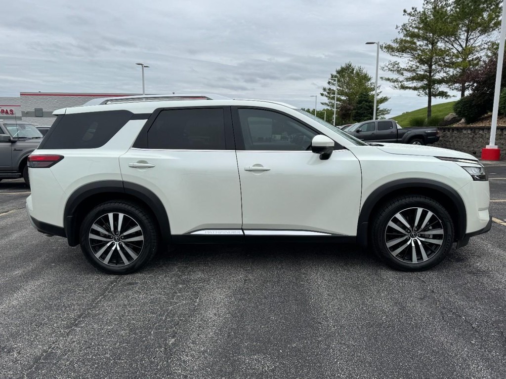 Nissan Pathfinder Vehicle Full-screen Gallery Image 02