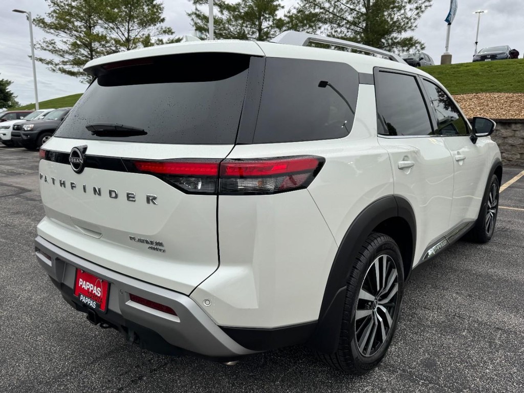 Nissan Pathfinder Vehicle Full-screen Gallery Image 03