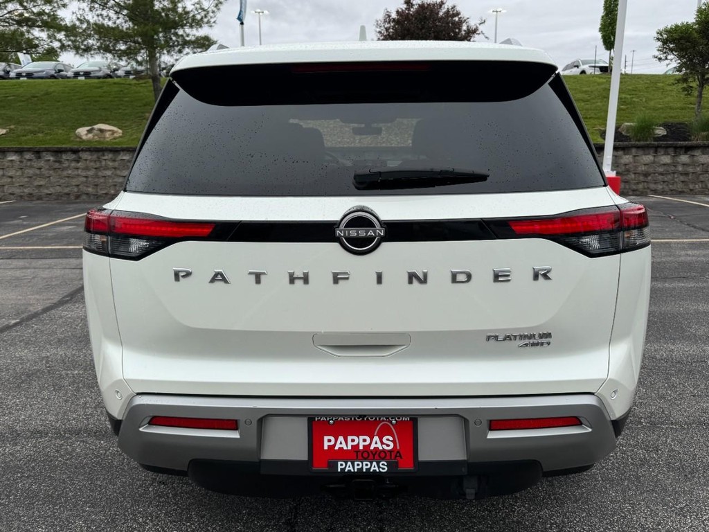 Nissan Pathfinder Vehicle Full-screen Gallery Image 04
