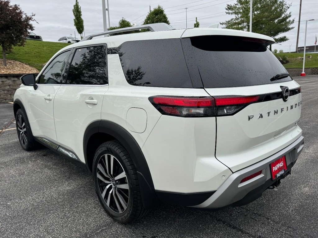 Nissan Pathfinder Vehicle Full-screen Gallery Image 05