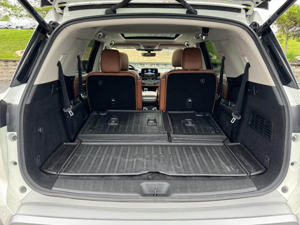 Nissan Pathfinder Vehicle Full-screen Gallery Image 06