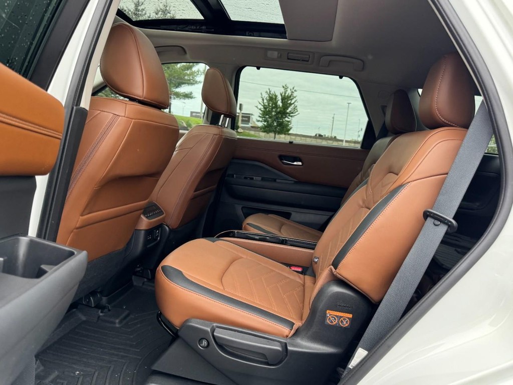 Nissan Pathfinder Vehicle Full-screen Gallery Image 10