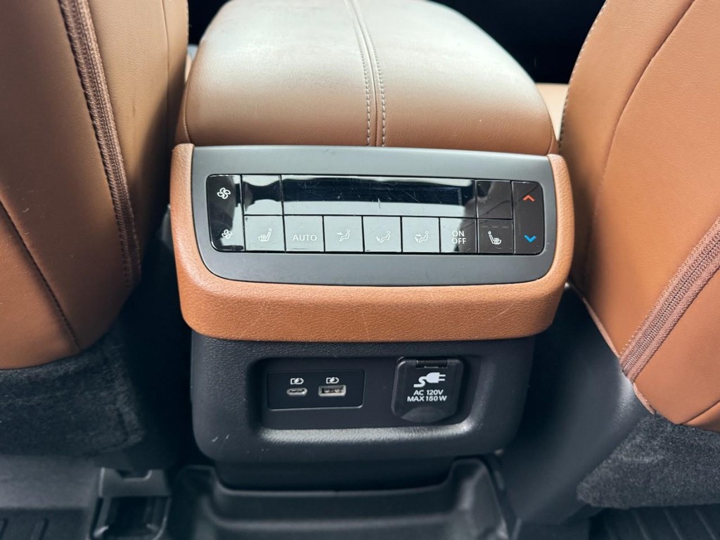 Nissan Pathfinder Vehicle Full-screen Gallery Image 12