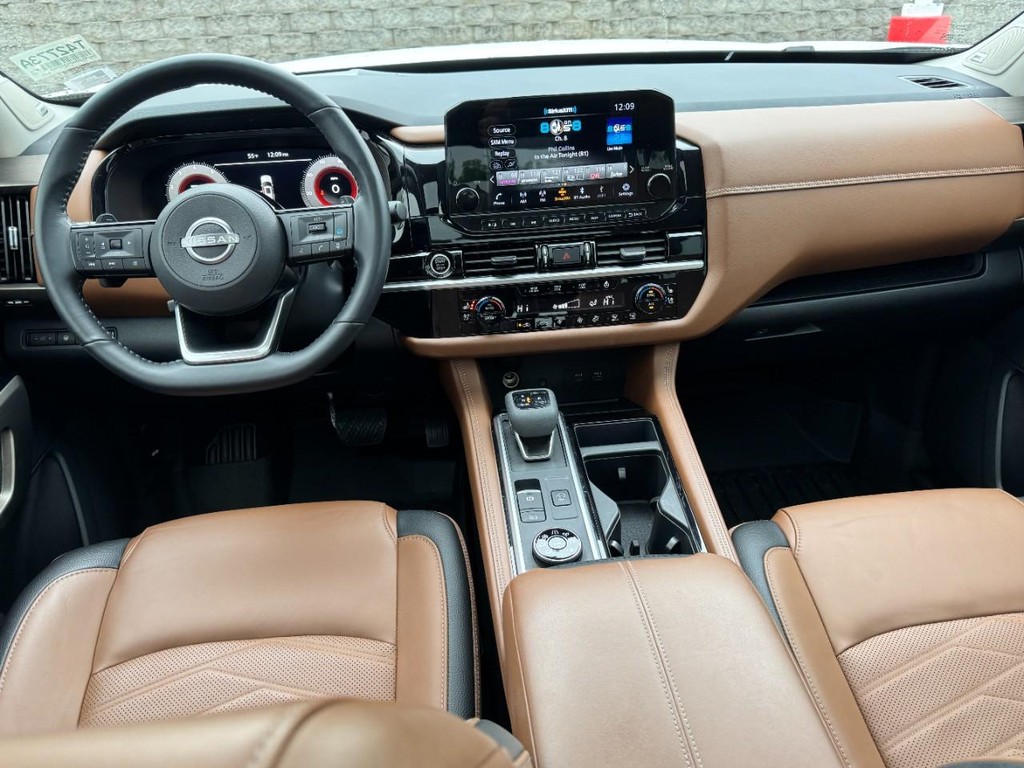 Nissan Pathfinder Vehicle Full-screen Gallery Image 13