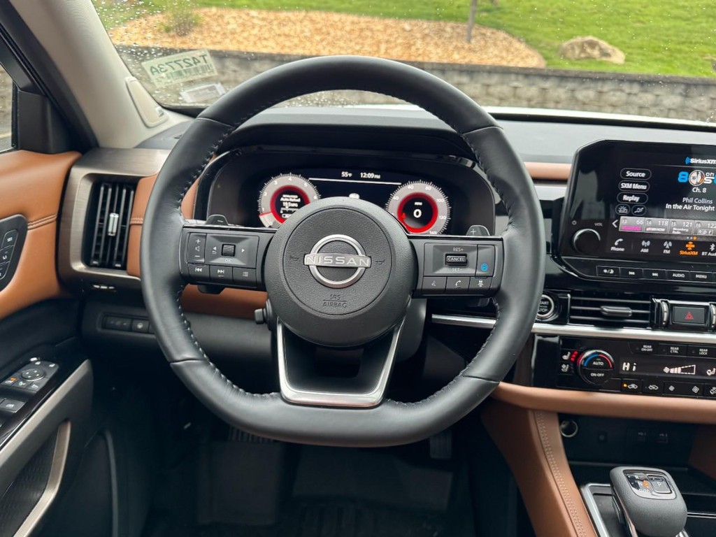 Nissan Pathfinder Vehicle Full-screen Gallery Image 14