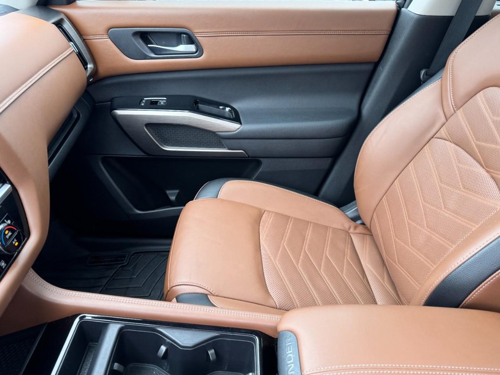 Nissan Pathfinder Vehicle Full-screen Gallery Image 15