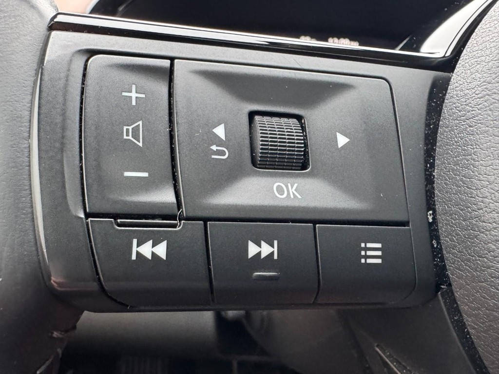Nissan Pathfinder Vehicle Full-screen Gallery Image 18