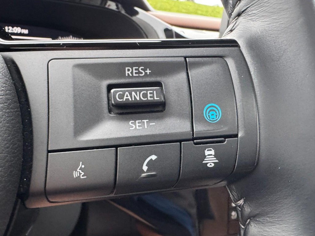 Nissan Pathfinder Vehicle Full-screen Gallery Image 19